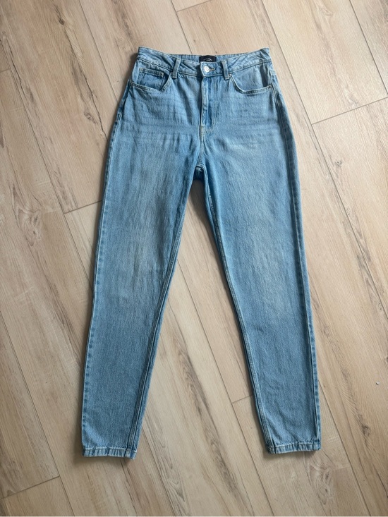 Vero Moda Denim - Vero Moda “Jane” High-rise Girlfriend Jeans. Size 26/32